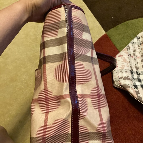 💯 Authentic red Burberry Hearts limited edition. - Picture 6 of 11